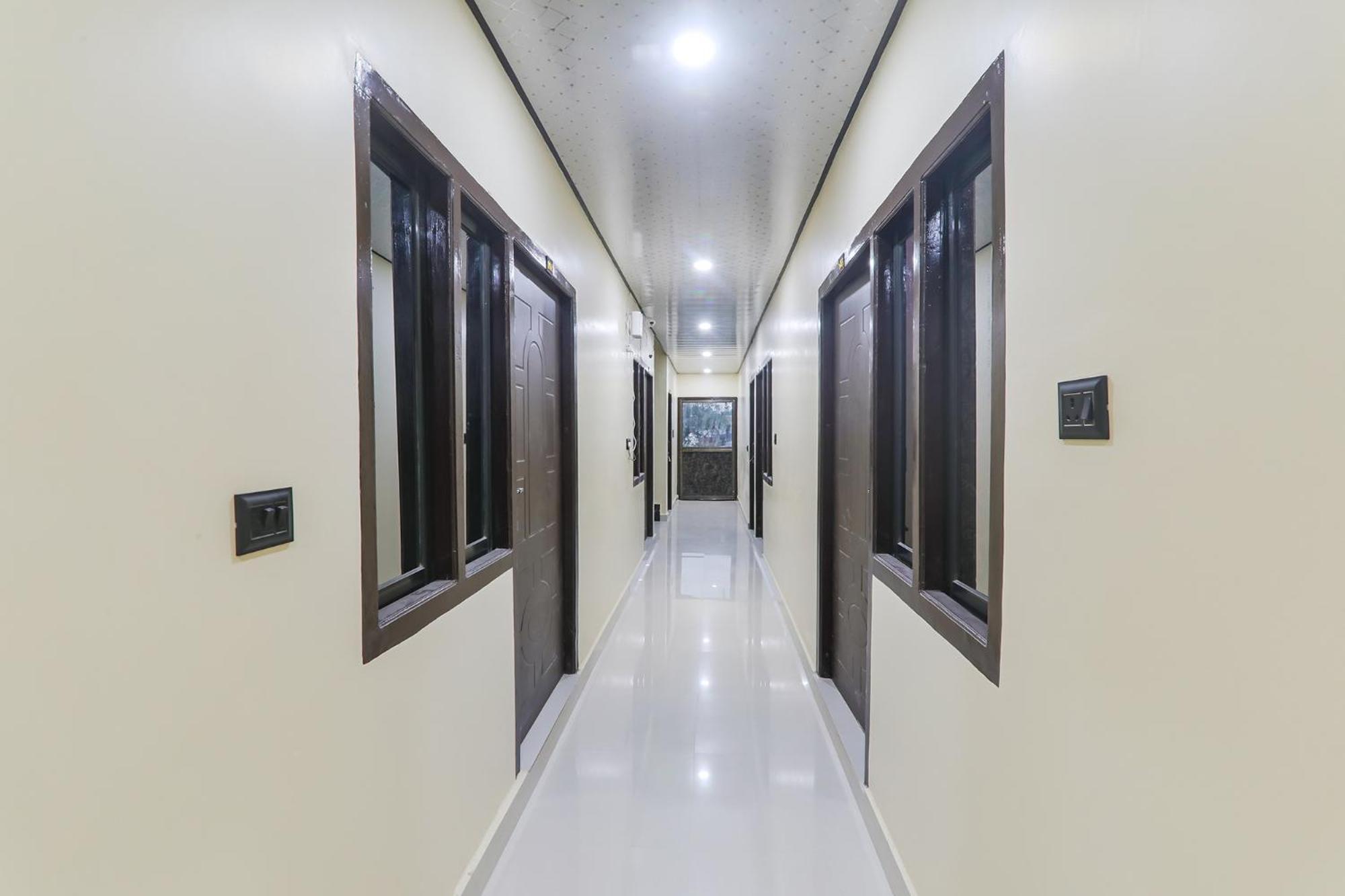 Fabexpress Awadh Inn - 400M From Shri Ram Janam Bhumi Ayodhya Exteriör bild