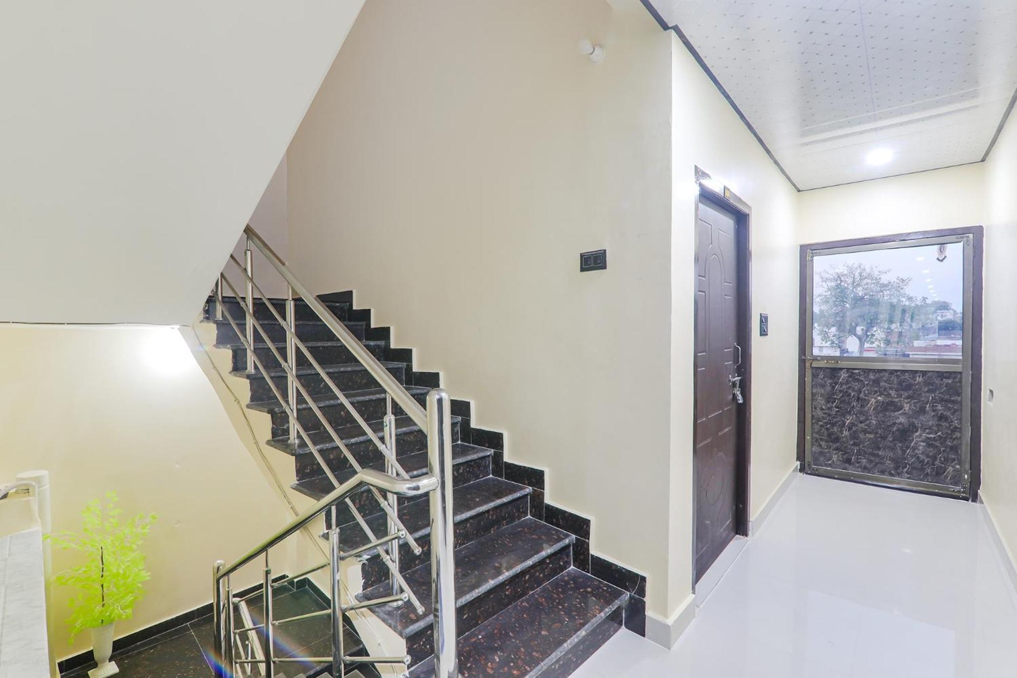 Fabexpress Awadh Inn - 400M From Shri Ram Janam Bhumi Ayodhya Exteriör bild